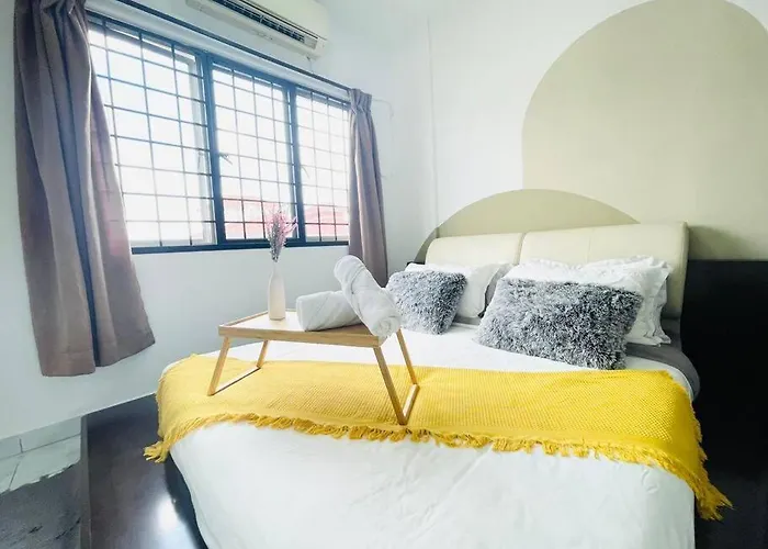 8 Pax Homestay Near Axiata Arena & Pavilion 2