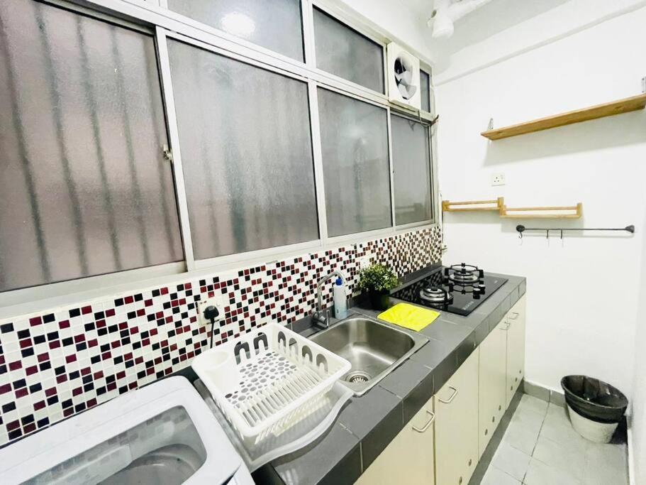 Apartment 8 Pax Homestay Near Axiata Arena & Pavilion 2