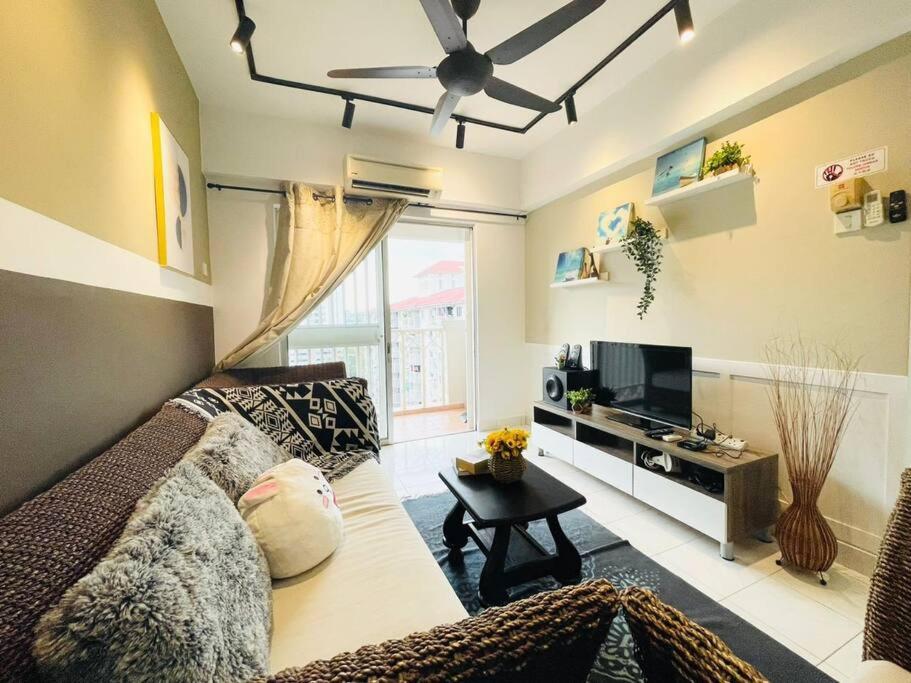 Apartment 8 Pax Homestay Near Axiata Arena & Pavilion 2 *