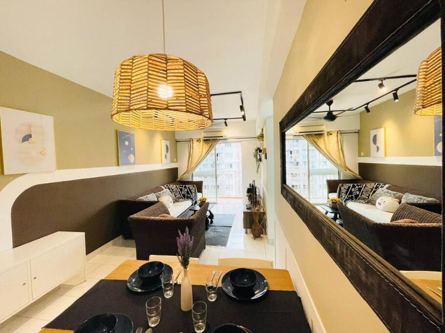 8 Pax Homestay Near Axiata Arena & Pavilion 2 Apartment