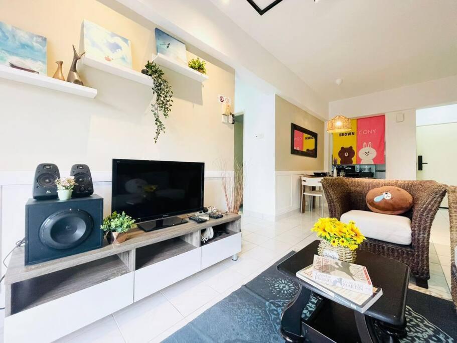 8 Pax Homestay Near Axiata Arena & Pavilion 2 Apartment