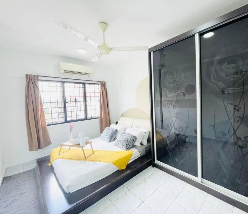 8 Pax Homestay Near Axiata Arena & Pavilion 2 Apartment